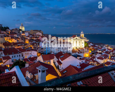 Vue sur la ville au crépuscule avec Sao Vincente de Fora Monastère, église de Santa Engracia et le Tage, Alfama, Lisbonne, Portugal Banque D'Images