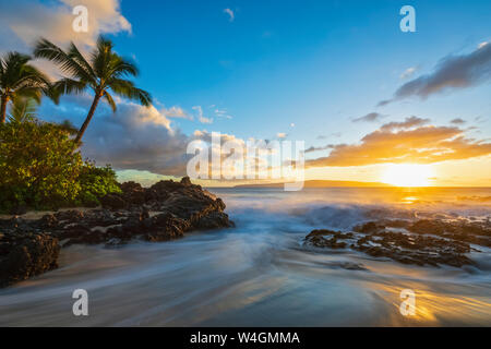 Plage secrète au coucher du soleil, Maui, Hawaii, USA Banque D'Images