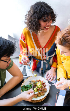 Les amis de déjeuner dans un restaurant. Banque D'Images