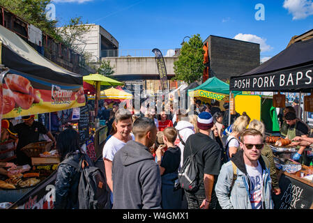 Les étals du marché de Brick Lane dimanche à Londres, Royaume-Uni Banque D'Images