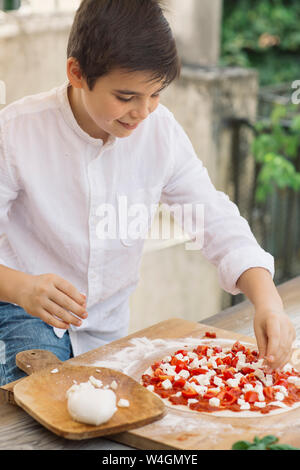 Garçon prepairing pizza Banque D'Images