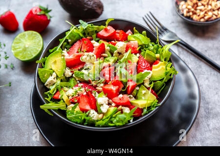 Salade d'avocat aux fraises, roquette, pignons et cress Banque D'Images
