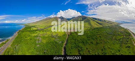 Vue aérienne sur les montagnes de West Maui et l'océan Pacifique avec Puu Kukui et Hawaii Route 30, Maui, Hawaii, USA Banque D'Images