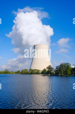 Centrale nucléaire d'Isar, réservoir de Niederaichbach, près de Landshut, Bavière, Allemagne Banque D'Images