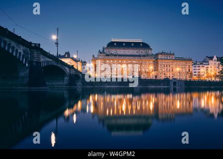 La réflexion de la ville de Prague. Théâtre National avec remblai au crépuscule. Prague, République tchèque. Banque D'Images