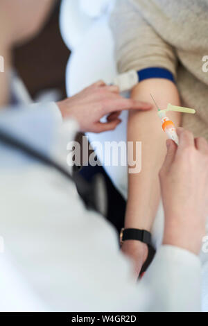 Close-up du médecin de prendre un échantillon de sang d'un patient dans la pratique médicale Banque D'Images