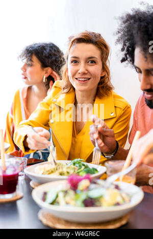 Les amis de déjeuner dans un restaurant. Banque D'Images