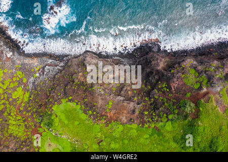 Vue aérienne sur l'océan Pacifique et les montagnes de l'Ouest de Maui, Maui, Hawaii, USA Banque D'Images