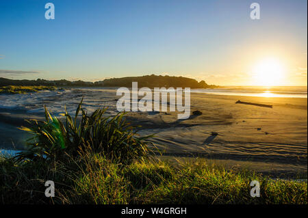 Coucher du soleil à Cape Foulwind près de Westport, île du Sud, Nouvelle-Zélande Banque D'Images