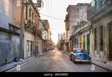 Garé la voiture vintage bleu sur la rue vide au crépuscule du soir, La Havane, Cuba Banque D'Images