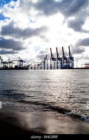 Grues portuaires au port de Hambourg, Hambourg, Allemagne Banque D'Images