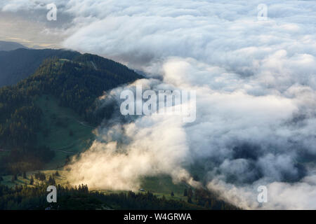 Autriche, Tyrol, Innsbruck, comté de Gnadenwald, Hundskopf, vue de vallée de l'Inn au lever du soleil Banque D'Images