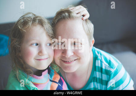 Portrait of smiling mother with daughter at home Banque D'Images