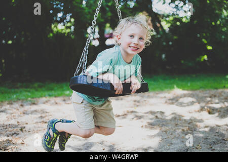 Portrait de petit Garçon jouant avec swing