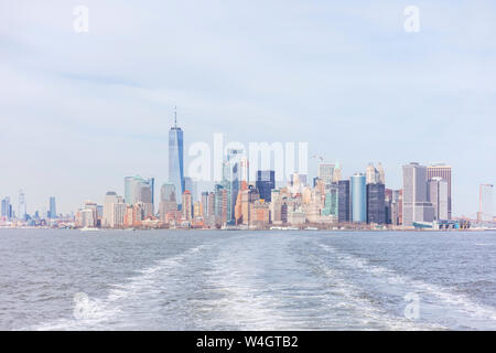 Au bord de l'horizon avec One World Trade Center vu de Staten Island Ferry, Manhattan, New York City, USA Banque D'Images