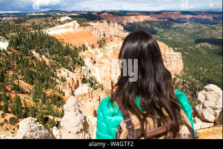 Les femmes hiker with backpack sur un affût à Bryce Canyon, Utah, USA Banque D'Images