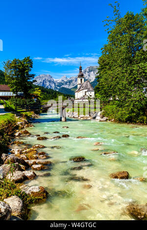 L'église paroissiale de St Sébastien avec en toile de fond la montagne Reiteralpe, Ramsau, Allemagne Banque D'Images