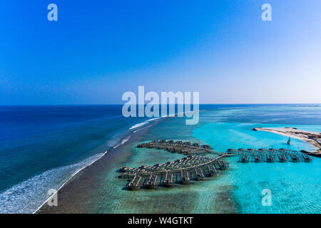 Vue aérienne du site de construction, bungalows sur l'eau, South Male Atoll, Maldives Banque D'Images