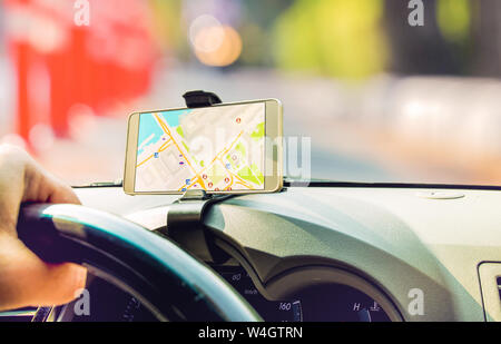 La pilote dans la voiture utiliser téléphone intelligent avec application de navigation gps carte Banque D'Images