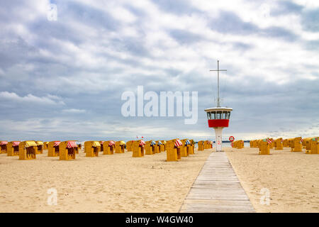 Vue de plage avec chaises de plage à capuchon et accompagnateur's Tower, Luebeck, Allemagne, Travemuende Banque D'Images