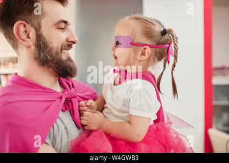 Père et fille jouer super héros et super Banque D'Images