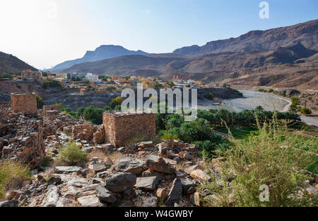 Oman, Ad Dakhiliyah Gouvernorat, Az, Zuwayhir Riwaygh ville ruine comme Safil, Palm Grove Banque D'Images