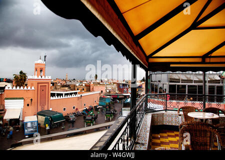 Concept de voyage autour du monde. Cafe à market place Jamaa el Fna, Marrakech, Maroc, Afrique du Nord. Banque D'Images