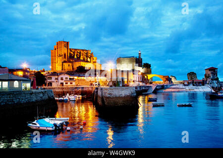 Paysage de nuit dans le port. Tourisme de villes sur la côte de l'Espagne. Castro Urdiales.Cantabrie Banque D'Images