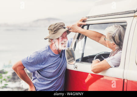 Senior couple voyageant dans un van, de prendre une pause à la mer, parler Banque D'Images