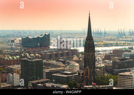 Cityscape avec Saint Nikolai Memorial, et Elbphilharmonie harbour, Hambourg, Allemagne Banque D'Images