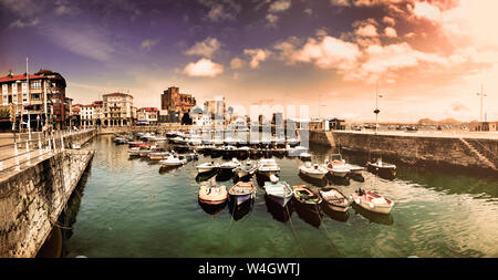 Côte paysage sur un quai de pêche. De tourisme villages avec vue mer en Espagne. Castro Urdiales.Cantabrie Banque D'Images