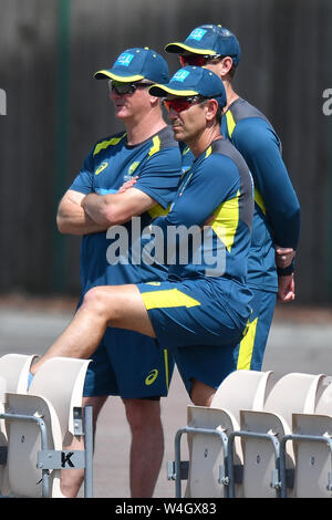 L'entraîneur de l'Australie Justin Langer attend-on au cours de la première journée de la visite à l'Ageas Bowl Match, Southampton. Banque D'Images