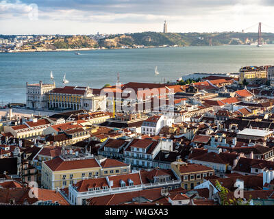 Vue sur la ville avec Ponte 25 de Abril tage de Miradouro da Nossa Senhora do Monte, Lisbonne, Portugal Banque D'Images