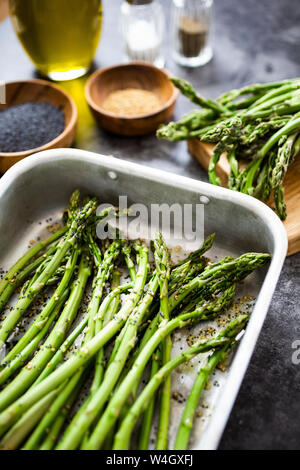 Les asperges dans une casserole Banque D'Images