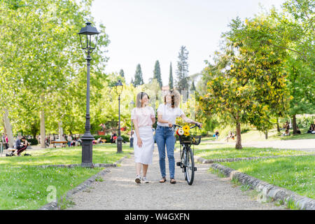 Deux femmes avec location walking in park Banque D'Images