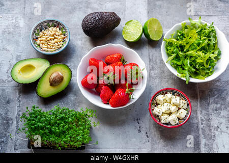 Salade d'avocat aux fraises, roquette, pignons et cress Banque D'Images