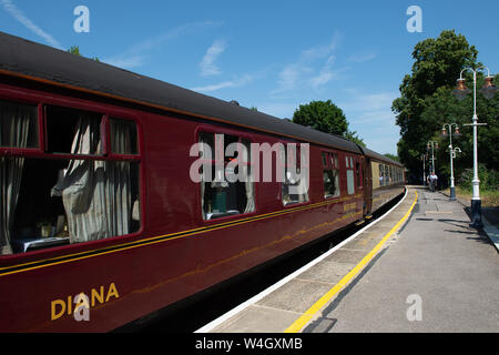 Windsor, Berkshire, Royaume-Uni. 23 juillet, 2019. Le Royal Windsor Express train part de Windsor et Eton Riverside Station sur son trajet de retour à Waterloo. L'une des voitures s'appelle Diana. Le Mayflower machine à vapeur prend des passagers de Waterloo à Windsor chaque mardi trois fois par jour jusqu'au début de septembre 2019. Credit : Maureen McLean/Alamy Live News Banque D'Images