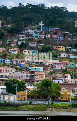 Donnent sur plus de maisons colorées à Cachoeira, Brésil Banque D'Images