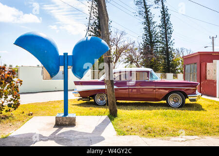 Rouge garée vintage car, La Havane, Cuba Banque D'Images