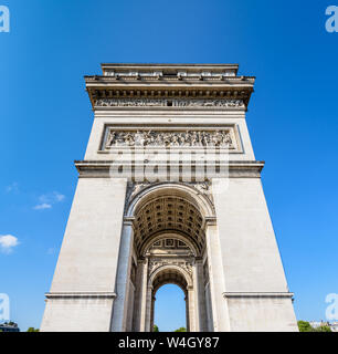 Vue avant de la colonne de l'Arc de Triomphe à Paris, France, illuminé par la lumière du soleil du matin sous un ciel bleu. Banque D'Images