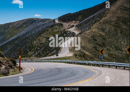 Route menant au Alpes australiennes, Victoria, Australie Banque D'Images