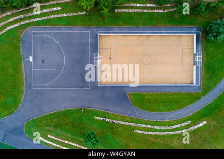 Jeune femme jouant au basket-ball, vue aérienne Banque D'Images