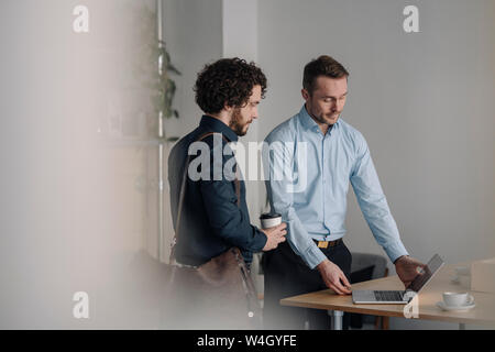 Deux hommes d'avoir une réunion dans un café Banque D'Images