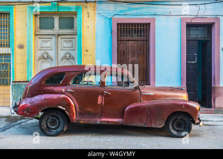 Reparation voiture d'époque, La Havane, Cuba Banque D'Images