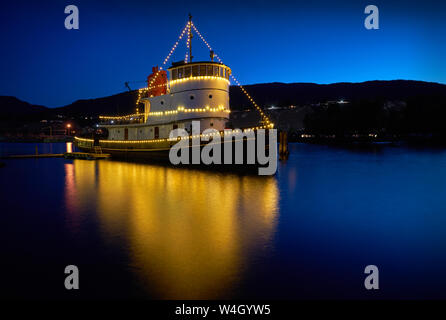 Penticton, Colombie-Britannique, Canada - le 20 juillet 2019. Le lac Okanagan Penticton remorqueur nuit. Le CN n° 6, remorqueur amarré au large sur le lac Okanaga Banque D'Images