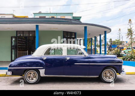 Garé la voiture vintage bleu, La Havane, Cuba Banque D'Images