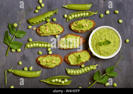Sandwiches au pesto et noix de pin. Pois verts frais, vue du dessus Banque D'Images