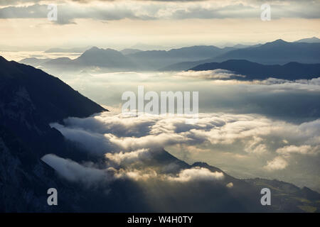 Autriche, Tyrol, Innsbruck, comté de Gnadenwald, Hundskopf, vue de vallée de l'Inn au lever du soleil Banque D'Images