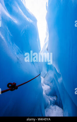 Corde dans une grotte de glace dans le Glacier Fox, île du Sud, Nouvelle-Zélande