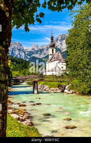 L'église paroissiale de St Sébastien avec en toile de fond la montagne Reiteralpe, Ramsau, Allemagne Banque D'Images